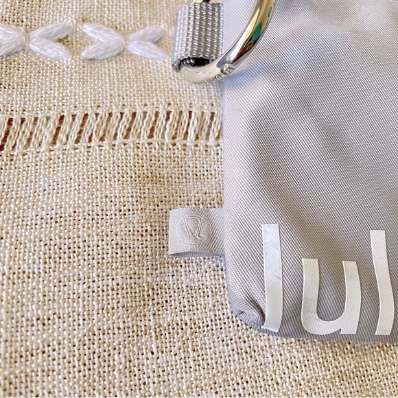 🩶Lululemon Silver Drop Clippable Card Pouch🩶 - Picture 13 of 13